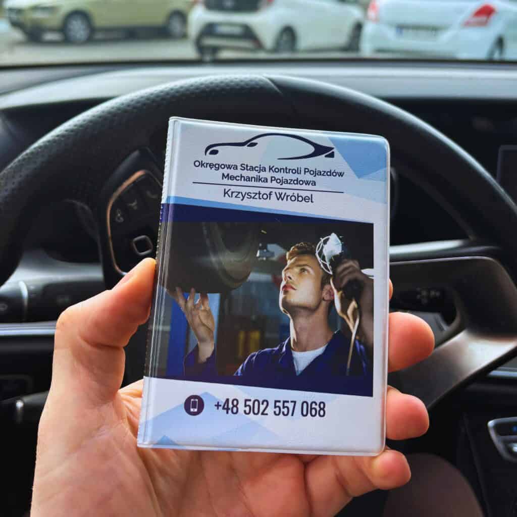Etui na dowód rejestracyjny z nadrukiem na zamówienie — logo i telefon stacji kontroli pojazdów