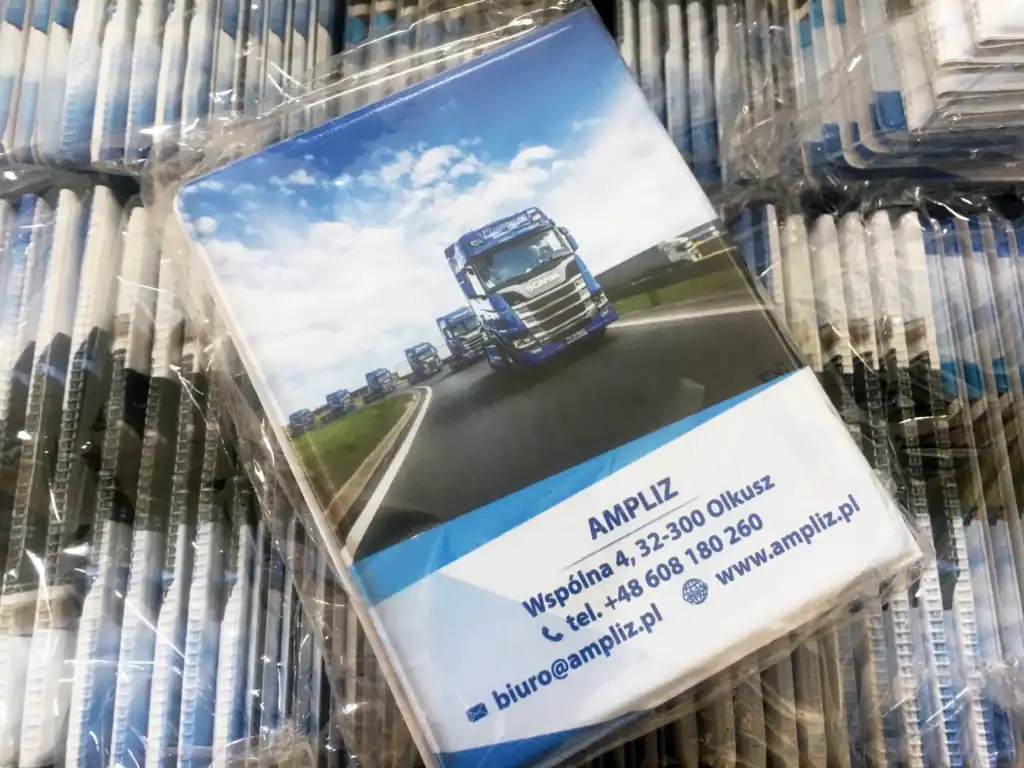 Etui na dowód rejestracyjny z logo hurtowo — pakiet dla floty transportowej od producenta