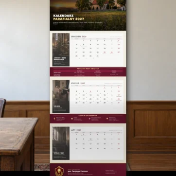 Kalendarz parafialny trójdzielny ze zdjęciem kościoła i herbem parafii na ścianie kancelarii
