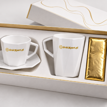 Zestaw prezentowy premium dla firm – porcelanowy kubek i filiżanka ze złotym logo, czekolada, białe pudełko ze złoceniem